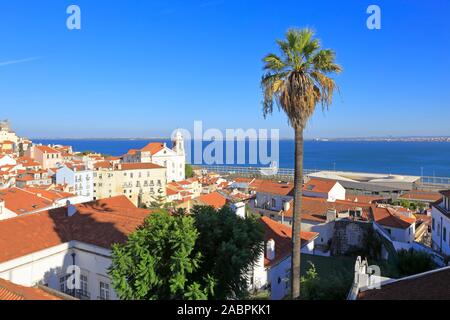 Miradouro das Portas do Sol si affaccia Alfama e la nuova nave da crociera terminale, Lisbona, Portogallo. Foto Stock