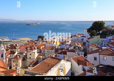 Miradouro das Portas do Sol si affaccia Alfama, Lisbona, Portogallo. Foto Stock