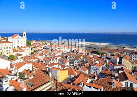 Miradouro das Portas do Sol si affaccia Alfama e la nuova nave da crociera terminale, Lisbona, Portogallo. Foto Stock