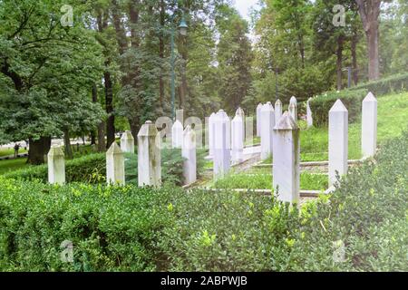 Guerra musulmani tombe in un giardino a Sarajevo, Bosnia Erzegovina Foto Stock