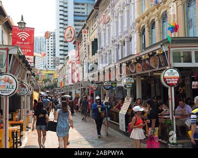 Vista guardando lungo la trafficata strada Trengganu in Singapore Chinatown