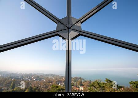 Sfera della torre di vedetta in Balatonboglar, Ungheria su una giornata autunnale. Foto Stock