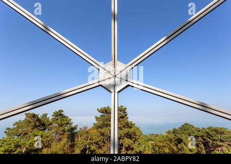 Sfera della torre di vedetta in Balatonboglar, Ungheria su una giornata autunnale. Foto Stock