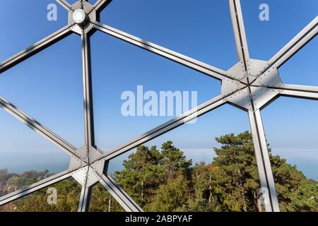 Sfera della torre di vedetta in Balatonboglar, Ungheria su una giornata autunnale. Foto Stock