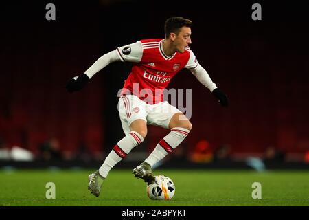 Londra, Regno Unito. 28 Nov, 2019. Arsenal il centrocampista Mesut Ozil durante la UEFA Europa League match tra Arsenal e Eintracht Francoforte, presso l'Emirates Stadium, Londra Inghilterra. il 28 novembre 2019: Credito sportivo europeo Agenzia fotografica/Alamy Live News Foto Stock