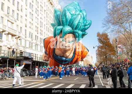 New York, NY - Novembre 28, 2019: Goku da Toei Animation palloncino gigante volato basso a causa del forte vento a 93Macy annuale per il giorno del Ringraziamento sola parata di Central Park West Foto Stock