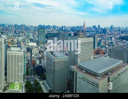 Tokyo, Giappone - 27 Settembre 2019: vista di edifici per uffici e dello skyline della città di Shinjuku, Tokyo, Giappone Foto Stock