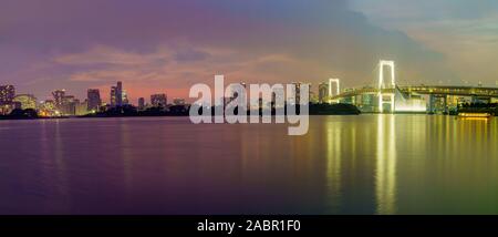 Tokyo, Giappone - 27 Settembre 2019: panorama al tramonto dello skyline della città e del Ponte di Arcobaleno, a Tokyo, Giappone Foto Stock