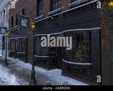 Vittoriano classico street negozio facciata anteriore sulla mattina di Natale con la città ottocentesca di edifici, un tocco di Dickens Natale scena, 3D render. Foto Stock