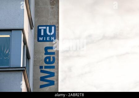 VIENNA, Austria - 6 Novembre 2019: TU Wien logo sul loro edificio principale sul campus di Vienna. Chiamato anche Technische Universitat W, è l'Onu Vienna Foto Stock