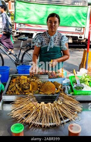 Yangon Street Food stallo, Yangon, Myanmar. Foto Stock