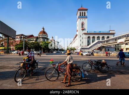 Noleggio di conducenti di taxi in attesa di clienti, Yangon, Myanmar. Foto Stock