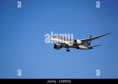 Royal Jordanian Airlines Boeing 787-8 Dreamliner si avvicina all'aeroporto internazionale o'Hare di Chicago. Il volo è nato ad Amman, in Giordania. Foto Stock