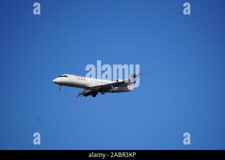 United Airlines Express CRJ200, vicino all'aeroporto internazionale o'Hare di Chicago. Foto Stock