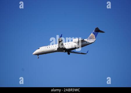 United Airlines Express CRJ200, vicino all'aeroporto internazionale o'Hare di Chicago. Foto Stock