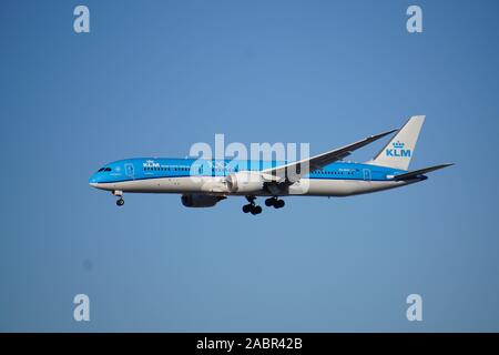 KLM Airlines Boeing 787-9 Dreamliner si avvicina all'Aeroporto Internazionale o'Hare di Chicago. La livrea celebra il centenario delle compagnie aeree. Foto Stock