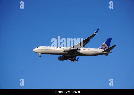 United Airlines Boeing 767 si avvicina all'aeroporto internazionale o'Hare di Chicago da Londra. Foto Stock