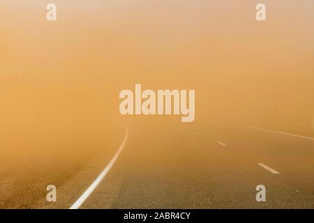 Tempesta di sabbia in Australia outback dopo bushfires nell'area Foto Stock