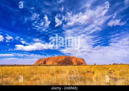 Uluru, noto anche come Ayers Rock, con splendide formazione delle nuvole sulla giornata di sole. Territorio del Nord, l'Australia Foto Stock