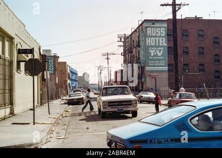 Los Angeles, California, Stati Uniti d'America - Gennaio 1992: vista archivistico di San Julian Street alla quinta strada negli skid row area del centro cittadino di Los Angeles. Foto Stock