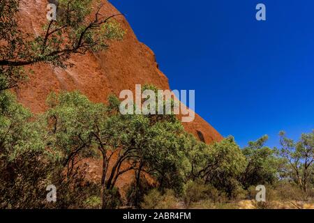 La passeggiata Mala va dal parcheggio di Mala alla Gola di Kantju lungo la base di Uluru (Ayres Rock). Uluru, territorio del Nord, Australia Foto Stock