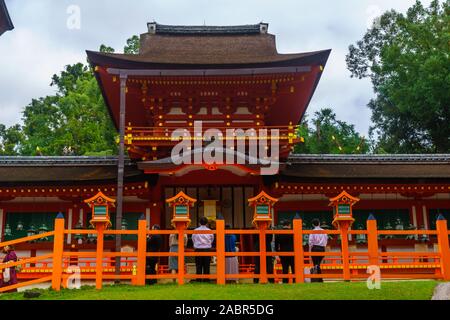 Nara, Giappone - 5 Ottobre 2019: vista del Kasuga Taisha, con visitatori, a Nara, Giappone Foto Stock