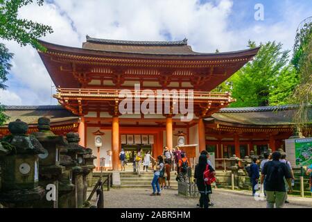 Nara, Giappone - 5 Ottobre 2019: vista del Kasuga Taisha, con visitatori, a Nara, Giappone Foto Stock