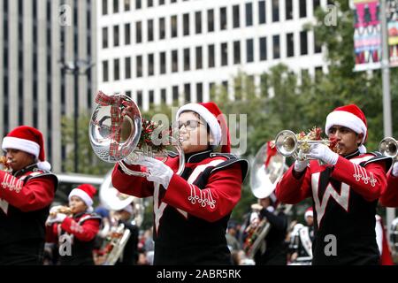 Houston, Stati Uniti d'America. 28 Nov, 2019. Gli artisti interpreti o esecutori prendere parte all'annuale Giornata del Ringraziamento parade di Houston, in Texas, negli Stati Uniti il 9 novembre 28, 2019. Credito: Steven Song/Xinhua/Alamy Live News Foto Stock