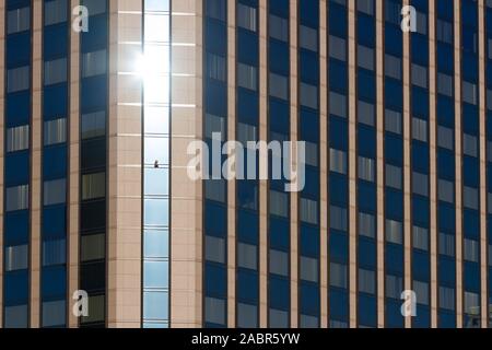 Immagine astratta di un moderno edificio che riflette la luce del sole a Omori, Tokyo, Giappone. Foto Stock