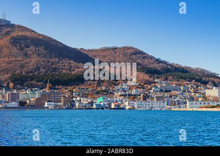 Dicembre 2, 2018 Hakodate, Giappone - Hakodate blu baia del porto e di Motomachi cityscape edifici con montaggio a vista hakodate e cielo blu in inverno Foto Stock