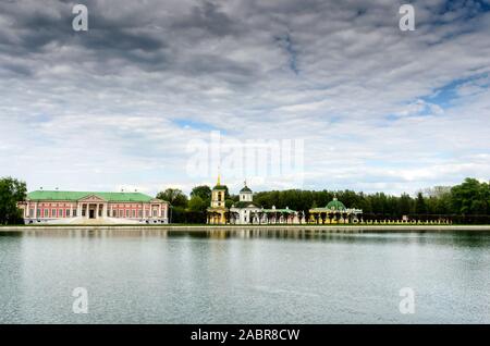 Mosca, Russia-Maggio 11, 2015: Tsaritsyno park, stagno e Kuskovo palace. Kuskovo è stata la station wagon della famiglia Sheremetev in primavera Foto Stock