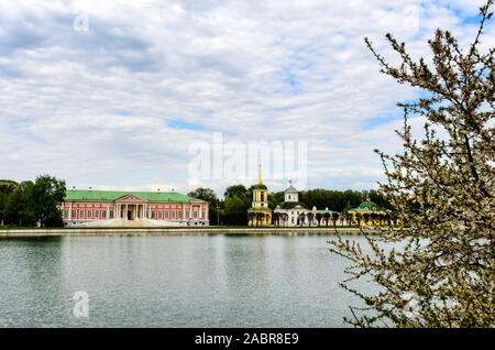 Mosca, Russia-Maggio 11, 2015: Tsaritsyno park, stagno e Kuskovo palace. Kuskovo è stata la station wagon della famiglia Sheremetev in primavera Foto Stock