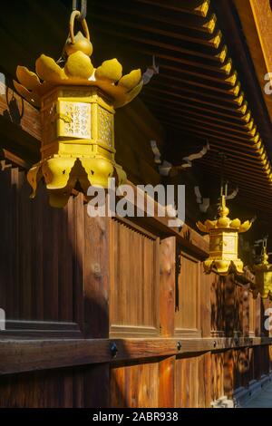 Kyoto, Giappone - 9 Ottobre 2019: Vista della lanterna lampade nel Santuario Kitano-Temmangu a Kyoto, in Giappone Foto Stock