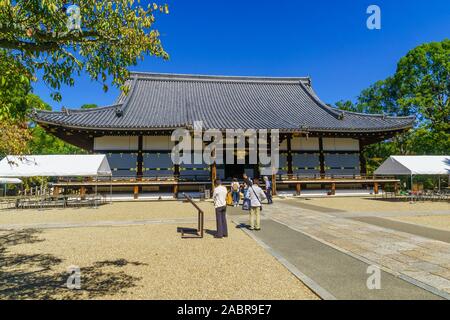 Kyoto, Giappone - 9 Ottobre 2019: Vista della Ninna-ji il tempio, con visitatori a Kyoto, in Giappone Foto Stock