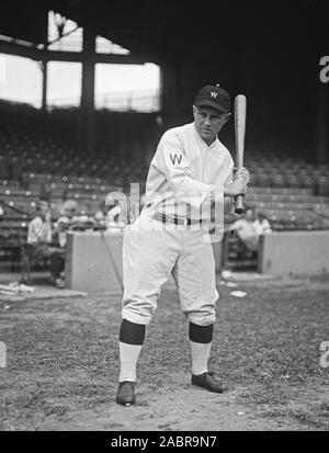 Vintage i giocatori di baseball - Washington il senatore giocatore di baseball nella posa di ovatta ca. 1924 Foto Stock