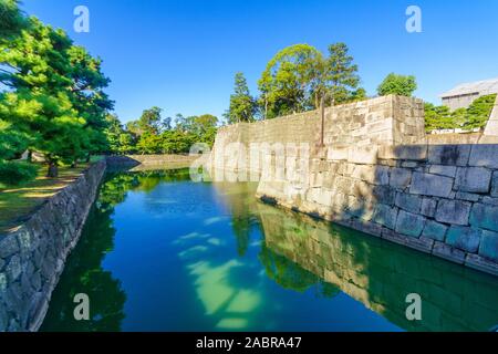 Kyoto, Giappone - 9 Ottobre 2019: vista del Castello di Nijo fossato e pareti con i visitatori a Kyoto, in Giappone Foto Stock