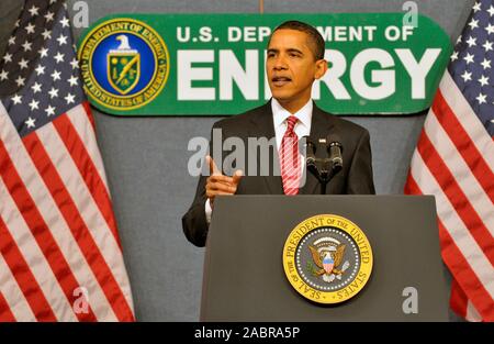 Il presidente Barack Obama parla durante una visita al Dipartimento di Energia nel febbraio 2009 Foto Stock