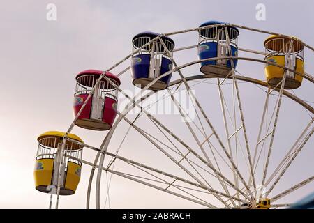 Un vuoto che la ruota panoramica Ferris attaccato contro il cielo di un paese mostra Foto Stock