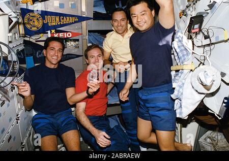 (8-23 Luglio 1994) --- Durante il fuori orario di lavoro sullo Space Shuttle Columbia il mid-ponte e quattro membri di equipaggio, dal 1990 (XIII) astronauta classe, visualizzare il loro gruppo di insegne. Il 'hairballs' nella foto, da sinistra a destra gli astronauti sono Donald A. Thomas, James D. Halsell, Jr., Carl E. Walz e Leroy Chiao. Foto Stock