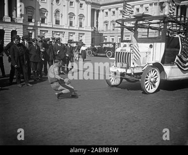 L'uomo tirando il bus con denti al di fuori degli STATI UNITI Capitol, Washington D.C. ca. 1920 o 1921 Foto Stock