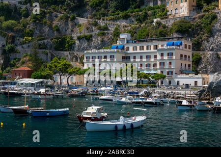 Amalfi, Italia - 19 agosto 2019: imbarcadero sulla riva della città di Amalfi in Italia Foto Stock