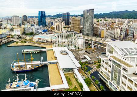 Kobe, Giappone - 11 Ottobre 2019: vista aerea del porto e della città di Kobe, Giappone Foto Stock