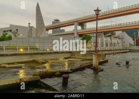 Kobe, Giappone - 11 Ottobre 2019: vista al tramonto del porto di Kobe terremoto Memorial Park e lo skyline della città con la gente del posto e i turisti, a Kobe, Jap Foto Stock