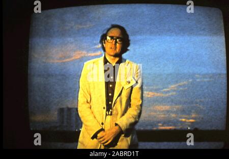 Teleclip - James Burke Apollo 17 - presi direttamente da TV a colori schermo durante la trasmissione live nel Regno Unito - 1972 Foto Stock