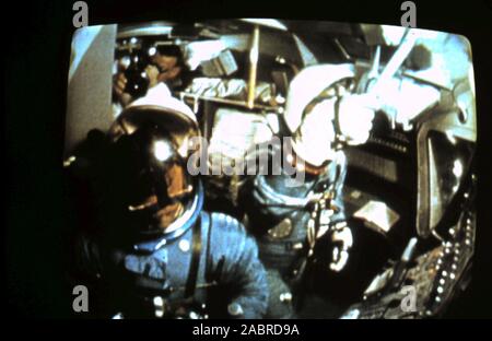 Teleclip Apollo-Soyuz - Progetto di prova - noi all'interno dell'equipaggio Apollo CSM-111 - P. Thomas Stafford - Vance D. Marca - Donald K. Slayton- foto scattata direttamente da TV a colori schermo nel Regno Unito - da "Harry' (il fotografo sconosciuto) durante le trasmissioni dal vivo nel luglio 1975. L' Apollo-Soyuz Test Project (ASTP) (Russo: Экспериментальный полёт "Аполлон" - "Союз" (ЭПАС), Eksperimentalniy polyot Apollon-Soyuz, lit. 'Volo sperimentale Apollo-Soyuz', comunemente indicati dai sovietici come Soyuz-Apollo), condotto nel luglio 1975. Foto Stock