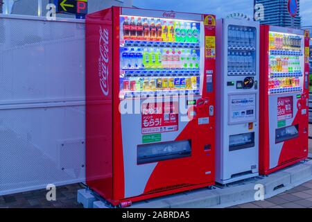 Kobe, Giappone - 11 Ottobre 2019: tipica strada distributori automatici, illuminato. Giappone Foto Stock
