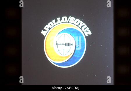 Teleclip - TV Apollo-Soyuz Logo per l'Apollo Soyuz Test Project - Soyuz 19 & Apollo CSM-111 - foto scattata direttamente da TV a colori schermo nel Regno Unito - da "Harry' (il fotografo sconosciuto) durante le trasmissioni dal vivo nel luglio 1975. L' Apollo-Soyuz Test Project (ASTP) (Russo: Экспериментальный полёт "Аполлон" - "Союз" (ЭПАС), Eksperimentalniy polyot Apollon-Soyuz, lit. 'Volo sperimentale Apollo-Soyuz', comunemente indicati dai sovietici come Soyuz-Apollo), condotto nel luglio 1975. Foto Stock
