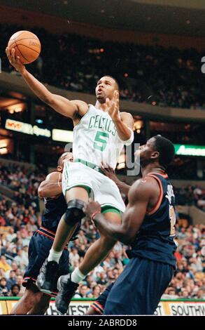 Boston Celtics #5 Ron Mercer punteggi a Denver Nuggets nel gioco del basket azione al centro della flotta in Boston MA USA FOTO DI bill belknap Foto Stock