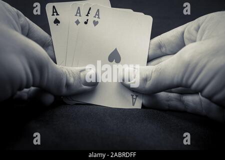 Poker giocando a carte tenuto in mani con aces Foto Stock