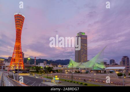 Kobe, Giappone - 11 Ottobre 2019: vista al tramonto del porto, con Kobe la torre di porto e altri punti di riferimento, a Kobe, Giappone Foto Stock